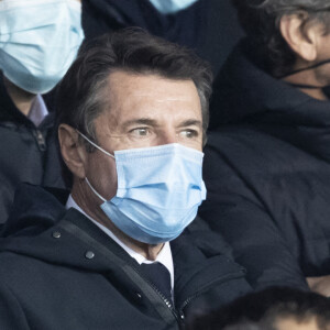 Christian Estrosi, le maire de Nice, sa femme Laura Tenoudji Estrosi, et son fils Milan - People au match de Ligue 1 Uber Eats "PSG contre Nice (0-0)" au Parc des Princes à Paris le 1er décembre 2021. © Cyril Moreau/Bestimage