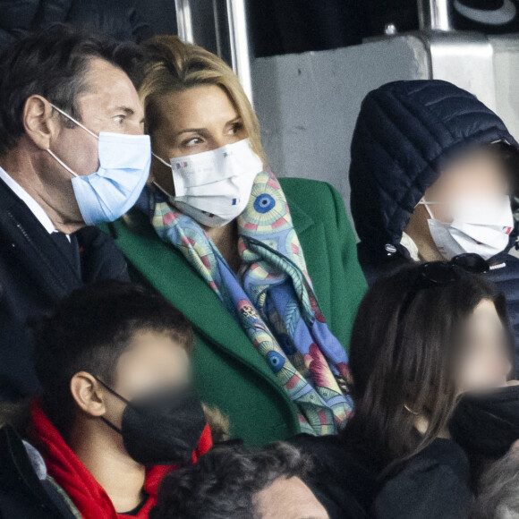 Christian Estrosi, le maire de Nice, sa femme Laura Tenoudji Estrosi, et son fils Milan - People au match de Ligue 1 Uber Eats "PSG contre Nice (0-0)" au Parc des Princes à Paris. © Cyril Moreau/Bestimage