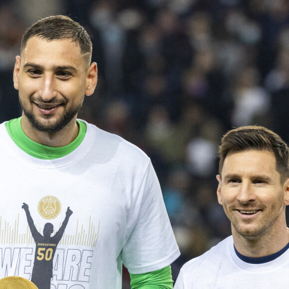 Gianluigi Donnarumma présente son prix Yachine du meilleur gardien de l'année, Lionel Messi présente son 7ème ballon d'Or - Match de Ligue 1 Uber Eats "PSG contre Nice (0-0)" au Parc des Princes à Paris le 1er décembre 2021. © Cyril Moreau/Bestimage