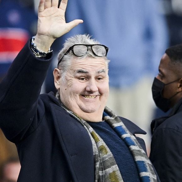 Pierre Ménès assiste au match de Ligue 1 Uber Eats PSG contre Angers (2-1) à Paris, le 15 octobre 2021. © JB Autissier / Panoramic / Bestimage