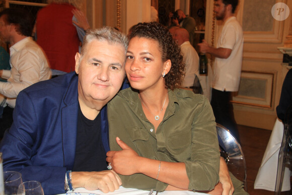Exclusif - Pierre Ménès et sa femme Mélissa Acosta dînent avec des amies de Melissa à Paris le 27 juin 2020. © Philippe Baldini / Bestimage