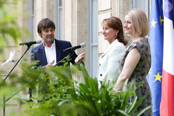 Nicolas Hulot succède à Ségolene Royal lors de la passation de pouvoir au ministère de l'Ecologie à Paris le 17 mai 2017.