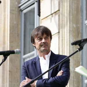 Nicolas Hulot succède à Ségolene Royal lors de la passation de pouvoir au ministère de l'Ecologie à Paris le 17 mai 2017.