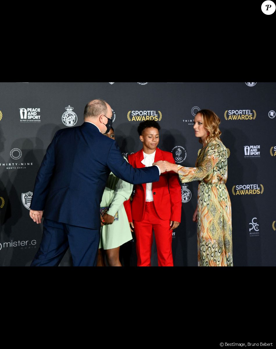Le prince Albert II de Monaco, Amandine Buchard et Margaux Pinot durant la soirée de la 32ème édition des Sportel Awards 2021 au Grimaldi Forum à Monaco. Placé sous la présidence d'honneur du prince Albert II de Monaco, le Sportel Awards est avant tout une compétition internationale ayant pour but de récompenser les meilleures séquences sportives télévisuellle de l'année écoulée. © Bruno Bebert/Bestimage