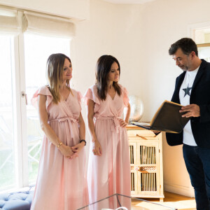 Exclusif - Fabienne Carat et sa soeur Carole en visite avec Stéphane Plaza d'un duplex en vente rue Pierre Grenier à Boulogne-Billancourt, à l'occasion du tournage de l'émission "Recherche appartement ou maison". Le 13 septembre 2020 © Tiziano Da Silva / Bestimage 