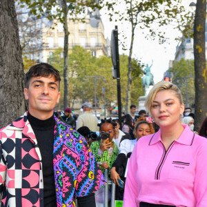 Louane Emera et son compagnon Florian Rossi arrivent au défilé de mode Miu Miu lors de la Fashion Week printemps/été 2022 à Paris, France, le 5 octobre 2021. © Veeren Ramsamy-Christophe Clovis/Bestimage