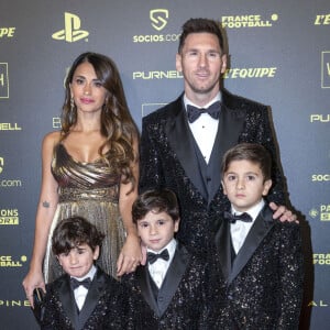 Lionel Leo Messi (Ballon d'Or pour la 7ème fois) avec sa femme Antonella Roccuzzo et ses enfants Thiago, Mateo et Ciro - Photocall de la cérémonie du Ballon d'Or au Théâtre du Châtelet. © Cyril Moreau/Bestimage