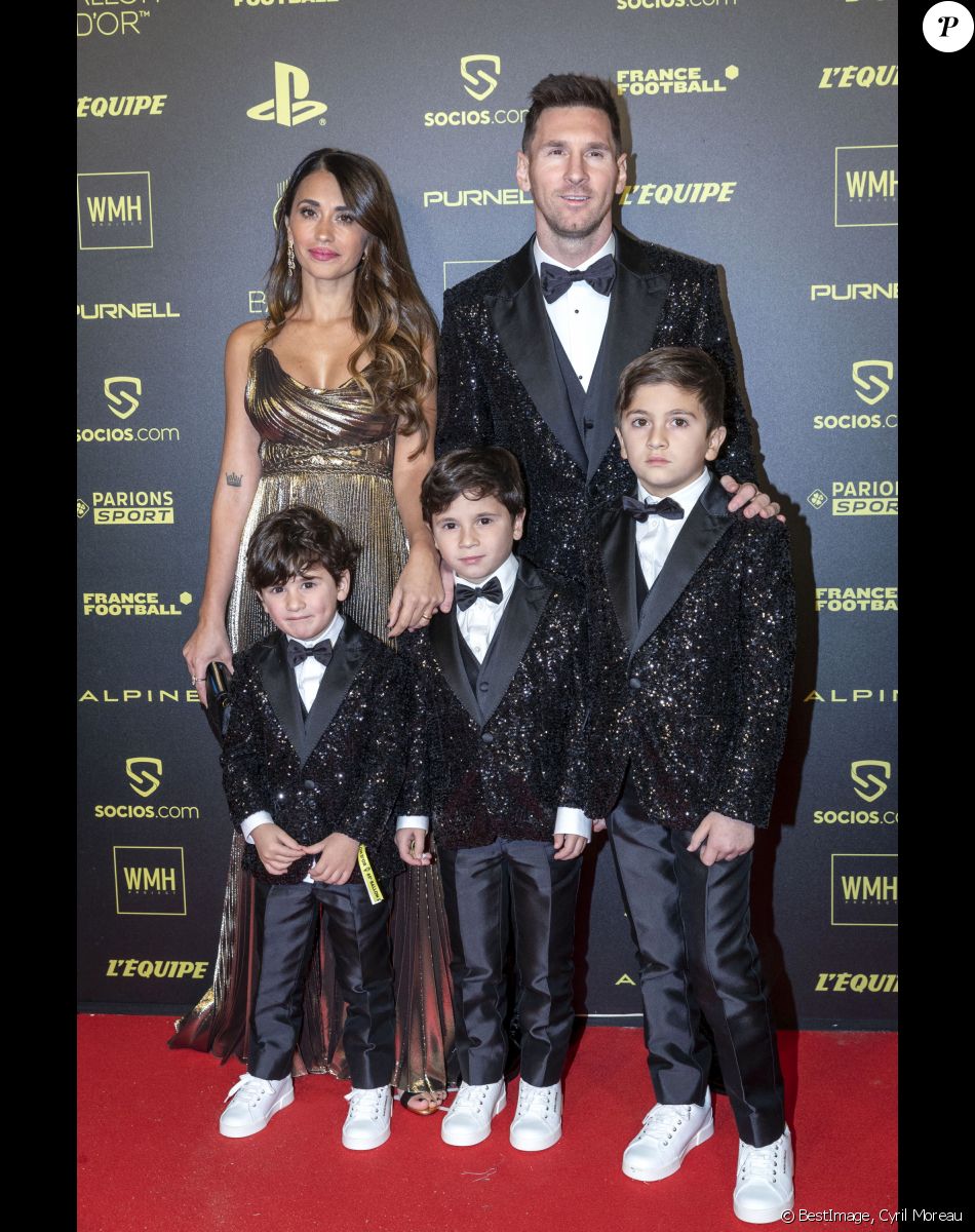 Lionel Leo Messi (Ballon d'Or pour la 7ème fois) avec sa femme Antonella Roccuzzo et ses enfants Thiago, Mateo et Ciro - Photocall de la cérémonie du Ballon d'Or au Théâtre du Châtelet. © Cyril Moreau/Bestimage