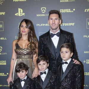 Lionel Leo Messi (Ballon d'Or pour la 7ème fois) avec sa femme Antonella Roccuzzo et ses enfants Thiago, Mateo et Ciro - Photocall de la cérémonie du Ballon d'Or 2021 au Théâtre du Châtelet le 29 novembre 2021. © Cyril Moreau/Bestimage