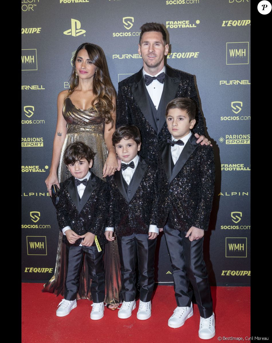 Lionel Leo Messi (Ballon d'Or pour la 7ème fois) avec sa femme Antonella Roccuzzo et ses enfants Thiago, Mateo et Ciro - Photocall de la cérémonie du Ballon d'Or 2021 au Théâtre du Châtelet le 29 novembre 2021. © Cyril Moreau/Bestimage