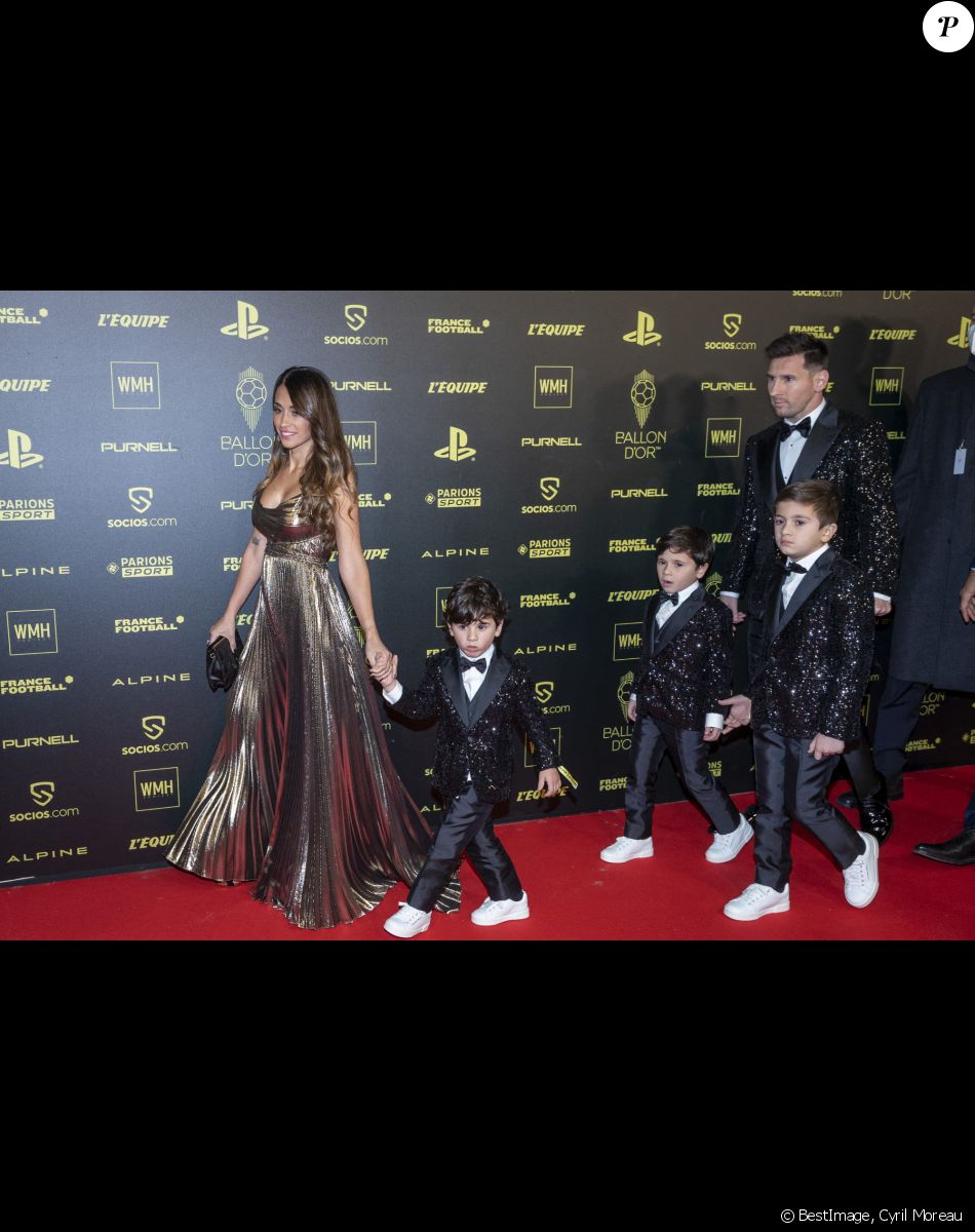 Lionel Leo Messi (Ballon d'Or pour la 7ème fois) avec sa femme Antonella Roccuzzo et ses enfants Thiago, Mateo et Ciro - Photocall de la cérémonie du Ballon d'Or 2021 au Théâtre du Châtelet le 29 novembre 2021. © Cyril Moreau/Bestimage
