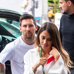 Exclusif - Antonella Roccuzzo sort de l'hôtel Royal Monceau pour aller faire du shopping chez Zara pour acheter une tenue et aller ensuite déjeuner au restaurant avec son mari. Antonella veut rester la plus belle pour son Leo après 20 ans de vie commune et 3 enfants. Elle retourne à l'hôtel pour se changer avant de rejoindre son mari Lionel Leo Messi, qui revient de son entraînement avec le Paris Saint-Germain (PSG), au restaurant parisien. Le couple est ensuite retourné dans leur hôtel.