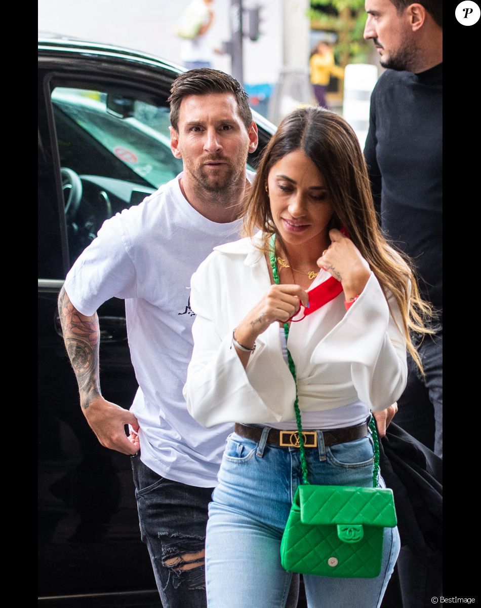 Exclusif - Antonella Roccuzzo sort de l'hôtel Royal Monceau pour aller faire du shopping chez Zara pour acheter une tenue et aller ensuite déjeuner au restaurant avec son mari. Antonella veut rester la plus belle pour son Leo après 20 ans de vie commune et 3 enfants. Elle retourne à l'hôtel pour se changer avant de rejoindre son mari Lionel Leo Messi, qui revient de son entraînement avec le Paris Saint-Germain (PSG), au restaurant parisien. Le couple est ensuite retourné dans leur hôtel.