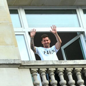 Lionel Leo Messi, sa femme Antonella Roccuzzo et leurs enfants Thiago et Mateo saluent les nombreux fans du PSG sur la terrasse de leur balcon à l'hôtel Royal Monceau à Parisle 10 août 2021. Lionel Leo Messi est officiellement un joueur du PSG... © Pierre Perusseau/Bestimage