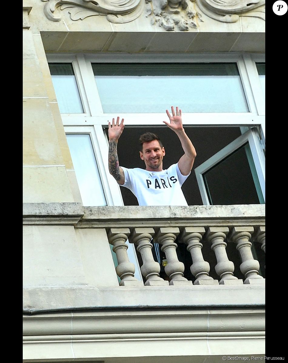 Lionel Leo Messi, sa femme Antonella Roccuzzo et leurs enfants Thiago et Mateo saluent les nombreux fans du PSG sur la terrasse de leur balcon à l'hôtel Royal Monceau à Parisle 10 août 2021. Lionel Leo Messi est officiellement un joueur du PSG... © Pierre Perusseau/Bestimage