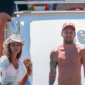 Exclusif - Lionel Messi et sa femme Antonella Roccuzzo - Le footballeur argentin L.Messi s'éclate avec sa famille et ses amis sur un yacht lors de ses vacances à Ibiza. Le 30 juillet 2019