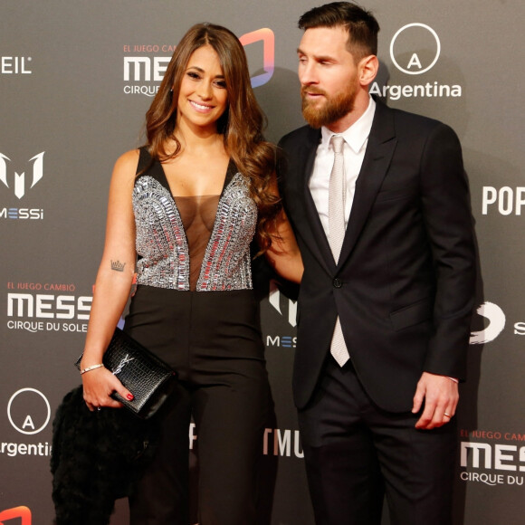 Lionel Leo Messi et sa femme Antonella Rocuzzo au photocall du spectacle du Cirque du Soleil à Barcelone, le 31 janvier 2019.