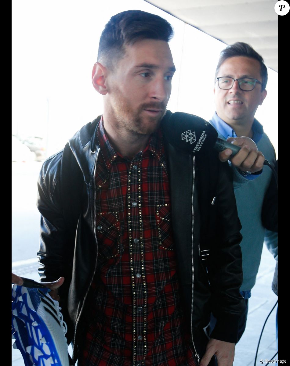 Lionel Messi et sa femme Antonella Roccuzzo vont prendre un avion à Barcelone pour Madrid le 18 mars 2019.
