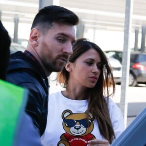 Lionel Messi et sa femme Antonella Roccuzzo vont prendre un avion à Barcelone pour Madrid le 18 mars 2019.