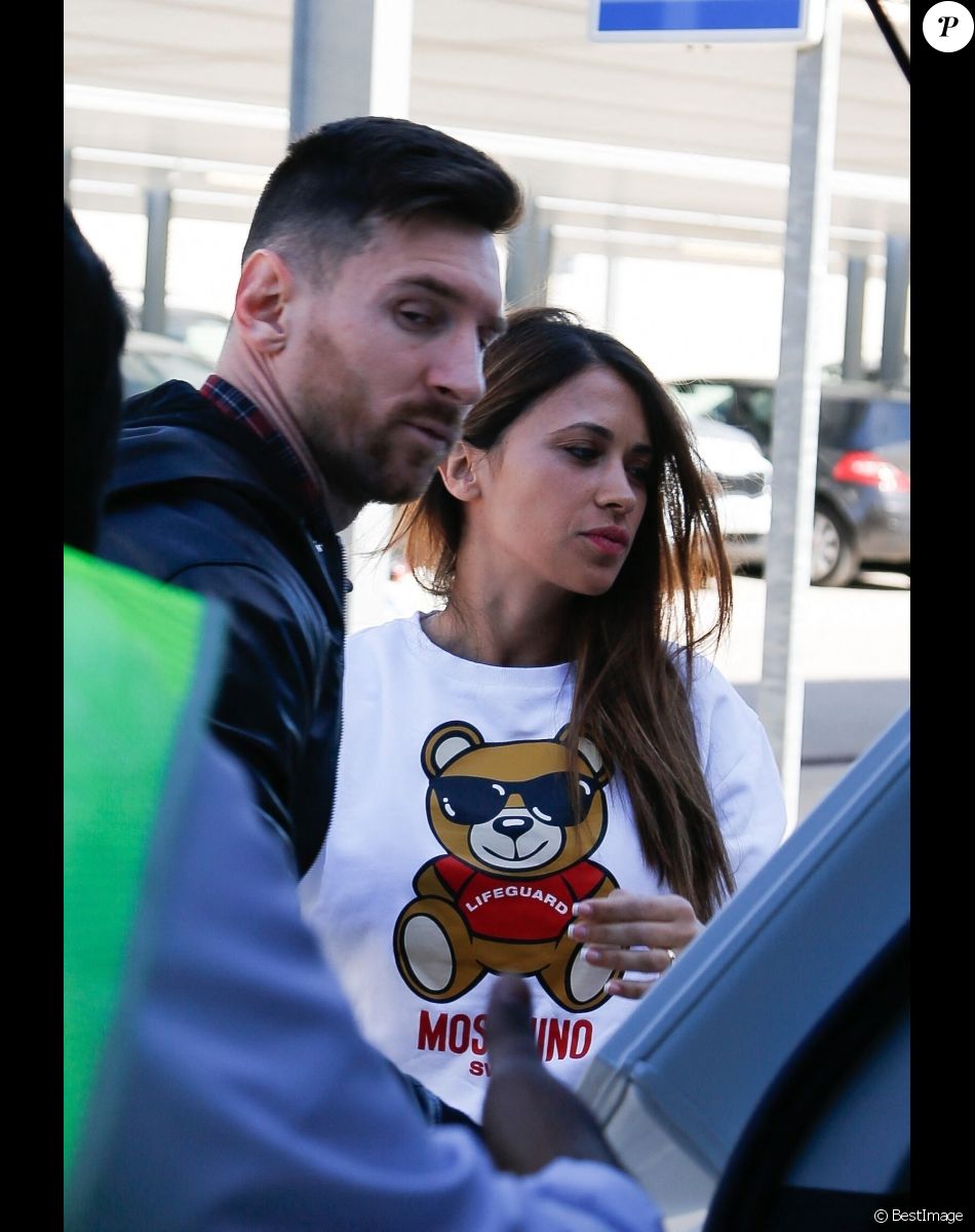 Lionel Messi et sa femme Antonella Roccuzzo vont prendre un avion à Barcelone pour Madrid le 18 mars 2019.