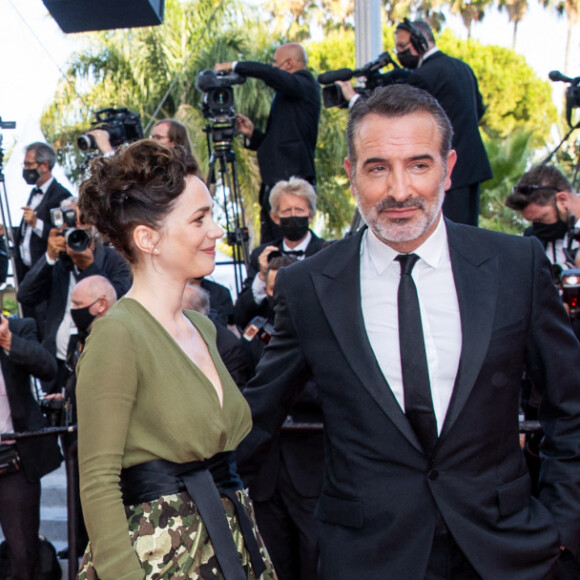 Jean Dujardin et sa femme Nathalie Péchalat - Montée des marches du film " OSS 117 : Alerte rouge en Afrique Noire " lors du 74ème Festival International du Film de Cannes. Le 17 juillet 2021 © Borde-Jacovides-Moreau / Bestimage 