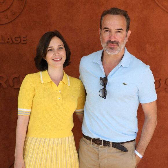 Jean Dujardin et sa femme Nathalie Péchalat au village lors des internationaux de France Roland Garros à Paris le 13 juin 2021. © Dominique Jacovides / Bestimage 