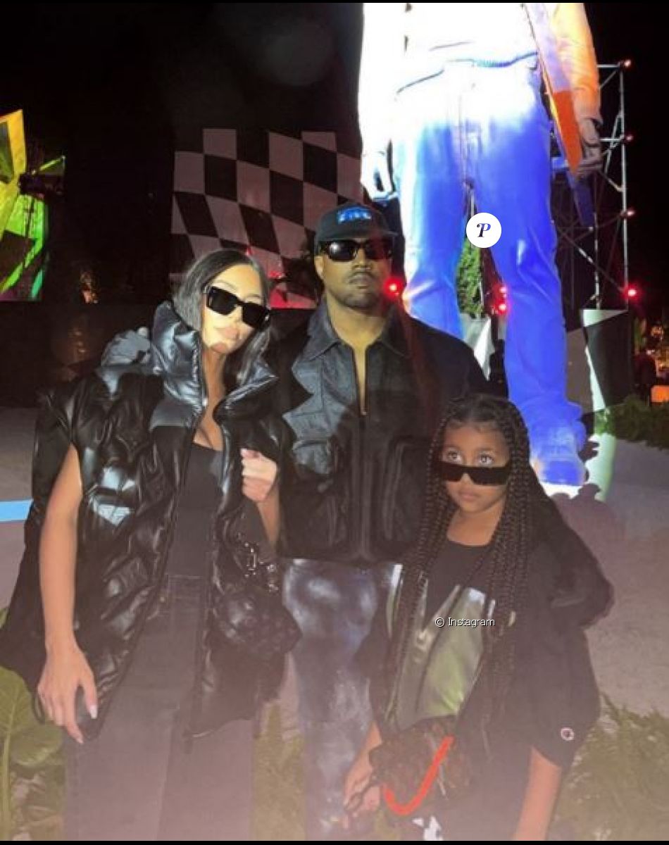 Kim Kardashian et Kanye West (ici photographiée avec leur fille aînée North) ont fait leurs derniers adieux à Virgil Abloh, en assistant à ses obsèques.
