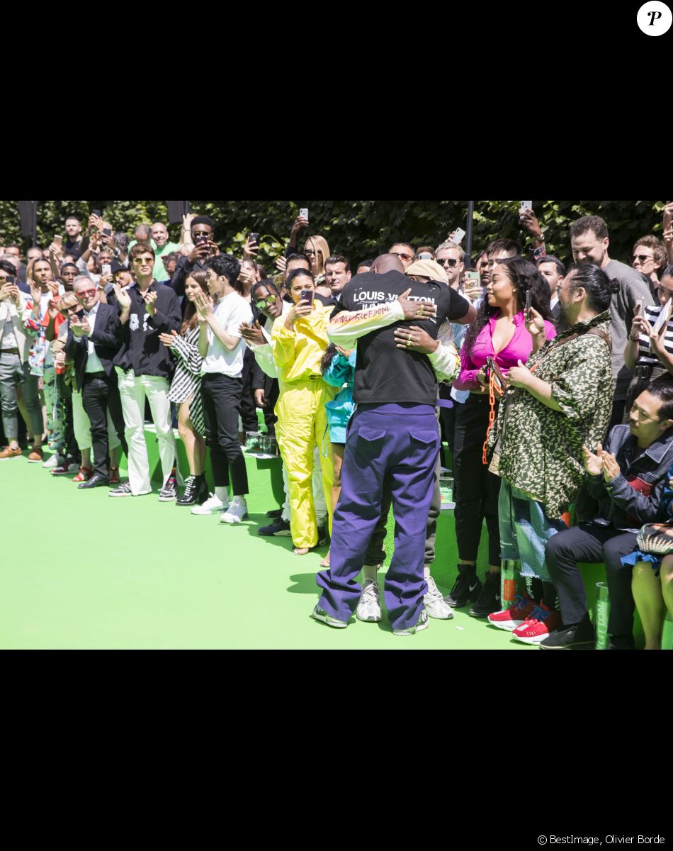 Le styliste Virgil Abloh et Kanye West s'embrassent à l'issue du défilé de mode homme printemps-été 2019 "Louis Vuitton" à Paris. Le 21 juin 2018 © Olivier Borde / Bestimage