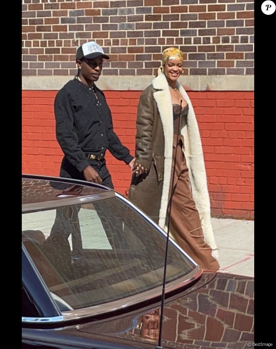 Rihanna et son compagnon A$AP Rocky, main dans la main en pleine rue à New York.