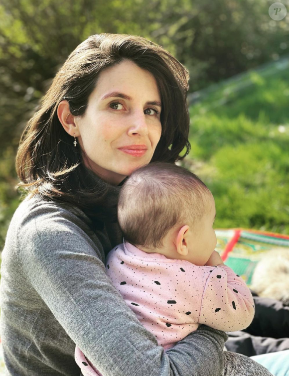 Louise Monot porte un boucle d'oreille Little Ones avec sa fille Selma. Avril 2021.