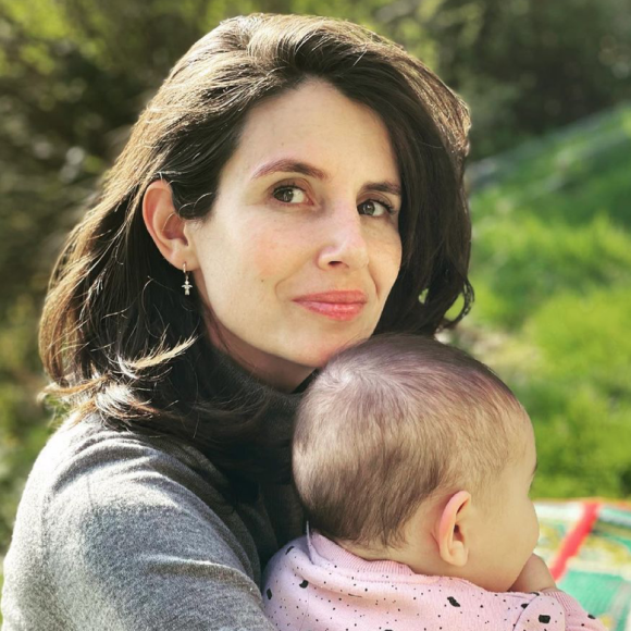 Louise Monot porte un boucle d'oreille Little Ones avec sa fille Selma. Avril 2021.