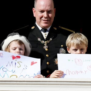 Le prince Albert II de Monaco et ses enfants, le prince héréditaire Jacques de Monaco et sa soeur la princesse Gabriella de Monaco - La famille princière de Monaco apparaît au balcon du palais lors de la fête nationale de Monaco, le 19 novembre 2021. © Bebert-Jacovides/Bestimage