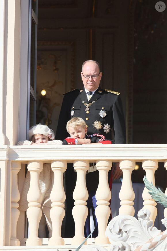 Le prince Albert II de Monaco et ses enfants, le prince héréditaire Jacques de Monaco et sa soeur la princesse Gabriella de Monaco - La famille princière de Monaco apparaît au balcon du palais lors de la fête nationale de Monaco. © Bebert-Jacovides/Bestimage