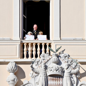 La princesse Gabriella de Monaco, le prince Albert II de Monaco, le prince héréditaire Jacques - La famille princière au balcon lors de la fête nationale de Monaco le 19 novembre 2021. © Dominique Jacovides / Bruno Bebert / Bestimage