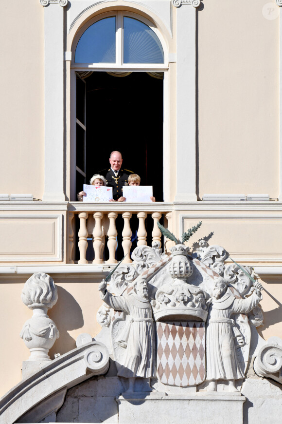 La princesse Gabriella de Monaco, le prince Albert II de Monaco, le prince héréditaire Jacques - La famille princière au balcon lors de la fête nationale de Monaco le 19 novembre 2021. © Dominique Jacovides / Bruno Bebert / Bestimage