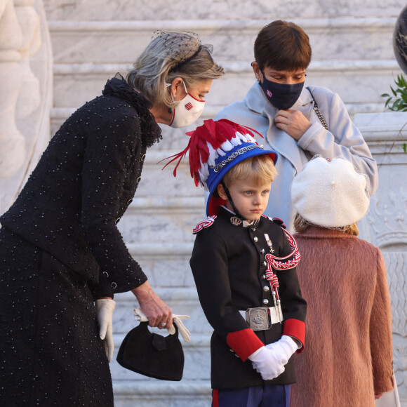La princesse Caroline de Hanovre, le prince héréditaire Jacques de Monaco, la princesse Gabriella de Monaco et la princesse Stéphanie de Monaco - La famille princière de Monaco lors de le prise d'Armes, remise d'insignes et défilé militaire sur la place du Palais lors de la fête nationale de Monaco, le 19 novembre 2021. © Jean-Charles Vinaj/Pool Monaco/Bestimage