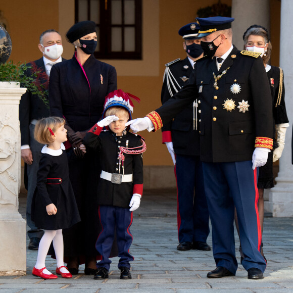 La princesse Charlène de Monaco, la princesse Gabriella de Monaco, comtesse de Carladès, le prince Jacques de Monaco, marquis des Baux, le prince Albert II de Monaco, la princesse Caroline de Hanovre - La famille princière assiste à une cérémonie de remise de médaille dans la cours du Palais de Monaco lors de la Fête Nationale 2020 de la principauté de Monaco le 19 novembre 2020. © David Nivière / Pool / Bestimage