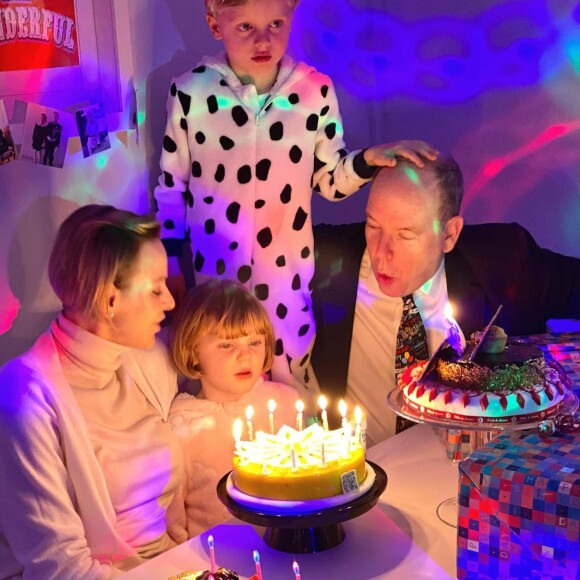La princesse Charlene, le prince Albert et leurs enfants, le prince Jacques et la princesse Gabriella (qui fêtent leurs 6 ans) sur Instagram.
