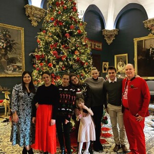 Le prince Albert de Monaco et son épouse la princesse Charlene, leur fille la princesse Gabriella, avec la princesse Stéphanie de Monaco, son fils Louis Ducruet et son épouse Marie, ses filles Pauline Ducruet et Camille Gottlieb, au palais princier pour Noël. Sur Instagram, décembre 2020.
