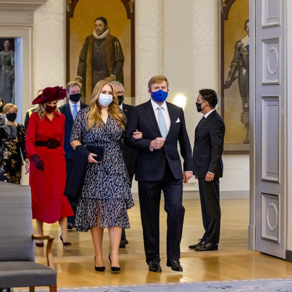 La reine Maxima, le roi Willem-Alexander, la princesse Amalia - La famille royale des Pays-Bas à leur arrivée à une session extraordinaire du Conseil d'Etat au palais Kneuterdijk à La Haye. Le 8 décembre 2021