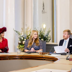 La princesse Catharina-Amalia débute sa vie d'adulte, accompagnée par le roi Willem-Alexander et la reine Maxima des Pays-Bas, avec un premier engagement officiel en siégeant pour la première fois au Conseil d'État à La Haye, Pays-Pays, le 8 décembre 2021.