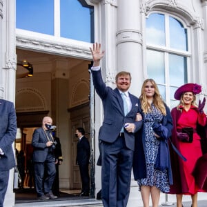 La princesse Catharina-Amalia débute sa vie d'adulte, accompagnée par le roi Willem-Alexander et la reine Maxima des Pays-Bas, avec un premier engagement officiel en siégeant pour la première fois au Conseil d'État à La Haye, Pays-Pays, le 8 décembre 2021.