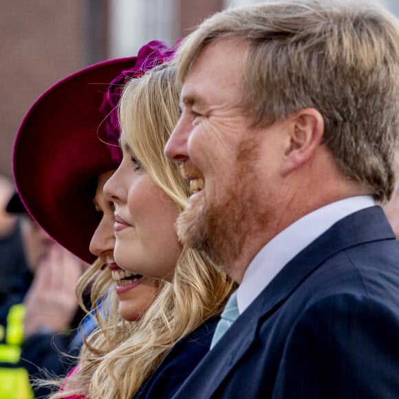 La princesse Catharina-Amalia débute sa vie d'adulte, accompagnée par le roi Willem-Alexander et la reine Maxima des Pays-Bas, avec un premier engagement officiel en siégeant pour la première fois au Conseil d'État à La Haye, Pays-Pays, le 8 décembre 2021.