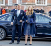 La princesse Catharina-Amalia débute sa vie d'adulte, accompagnée par le roi Willem-Alexander des Pays-Bas, avec un premier engagement officiel en siégeant pour la première fois au Conseil d'État à La Haye, Pays-Pays, le 8 décembre 2021.