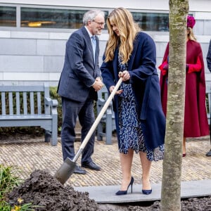 La princesse Catharina-Amalia débute sa vie d'adulte, accompagnée par le roi Willem-Alexander et la reine Maxima des Pays-Bas, avec un premier engagement officiel en siégeant pour la première fois au Conseil d'État dans la salle de bal du Palais de Kneuterdijk et en plantant un arbre dans le jardin à la française du Château de Kneuterdijk à La Haye, Pays-Pays, le 8 décembre 2021.