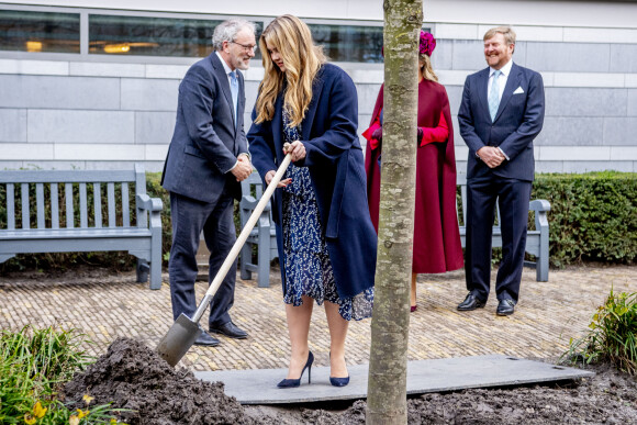 La princesse Catharina-Amalia débute sa vie d'adulte, accompagnée par le roi Willem-Alexander et la reine Maxima des Pays-Bas, avec un premier engagement officiel en siégeant pour la première fois au Conseil d'État dans la salle de bal du Palais de Kneuterdijk et en plantant un arbre dans le jardin à la française du Château de Kneuterdijk à La Haye, Pays-Pays, le 8 décembre 2021.