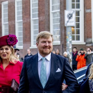 La princesse Catharina-Amalia débute sa vie d'adulte, accompagnée par le roi Willem-Alexander et la reine Maxima des Pays-Bas, avec un premier engagement officiel en siégeant pour la première fois au Conseil d'État à La Haye, Pays-Pays, le 8 décembre 2021.