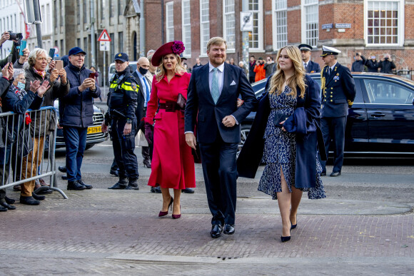 La princesse Catharina-Amalia débute sa vie d'adulte, accompagnée par le roi Willem-Alexander et la reine Maxima des Pays-Bas, avec un premier engagement officiel en siégeant pour la première fois au Conseil d'État à La Haye, Pays-Pays, le 8 décembre 2021.