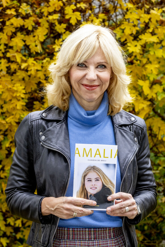 Séance photo avec Claudia de Breij pour son livre "Amalia" à l'occasion du 18 ème anniversaire de la princesse Catharina-Amalia des Pays-Bas le 7 décembre 2021.