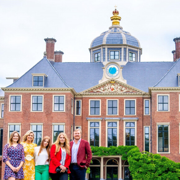 Le roi Willem-Alexander et de la reine Maxima des Pays-Bas avec la princesse Catharina-Amalia, la princesse Alexia, la princesse Ariane des Pays-Bas - Séance photo d'été de la famille des Pays-Bas au palais de Huis ten Bosch à La Haye, Pays-Bas, le 16 juillet 2021.